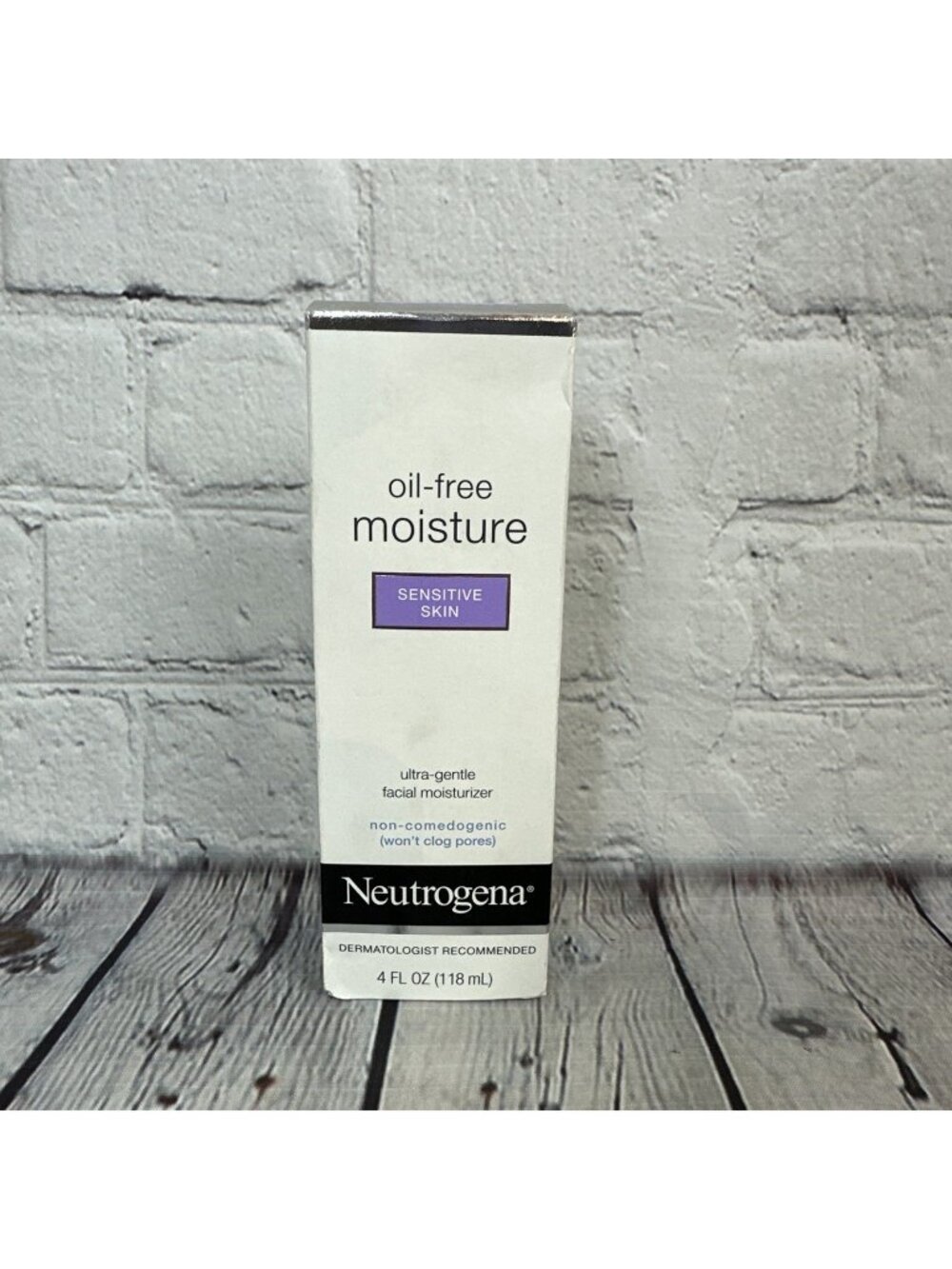 Neutrogena Oil Free Moisture Sensitive Skin 4 oz. NEW